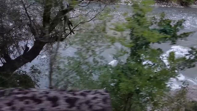 Девушка разбилась об скалы(Девичьи слезы водопад) - Озеро Рица смотреть онлайн
