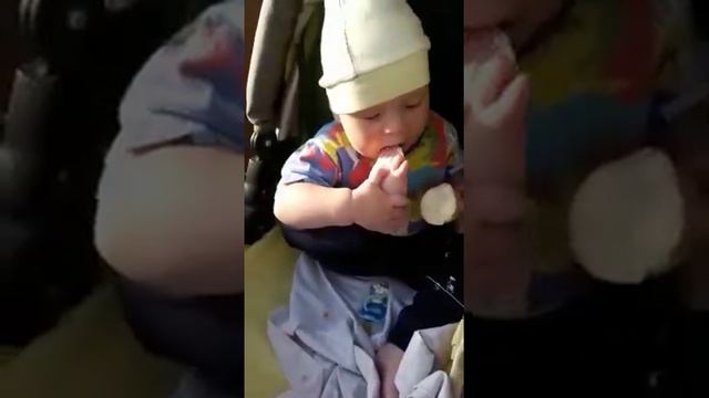 Ребёнок ест с ноги. смотреть онлайн