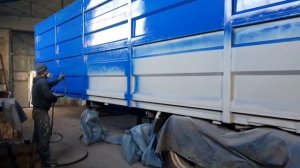 Безвоздушная покраска кузова грузовика с помощью окрасочного аппарата и безвоздушного краскопульта