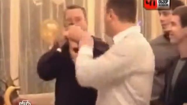 Ужасный подарок на свадьбу молодым смотреть онлайн