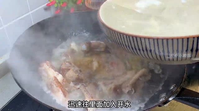天冷了，试试这锅排骨酸菜炖粉条， 汤鲜味美，肉嫩不腥