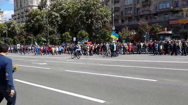 Тем временем на Крещатики кому праздник а кому.. смотреть онлайн