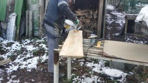 Фасад дома из необрезной доски сделан. ремонт старого деревенского дома