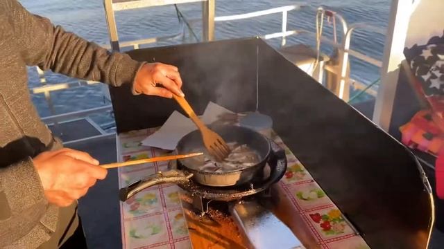 Новый год в Сочи. День 2. Рыбалка в открытом море с яхты смотреть онлайн