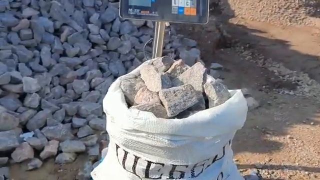 Щебень в мешке 70 150 на весах крупным планом смотреть онлайн