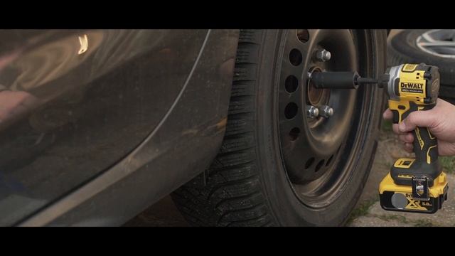 DeWALT DCF850 Removing Lug Nuts