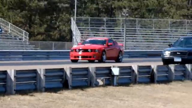 99 Ford Crown Vic P71 beating Roush смотреть онлайн