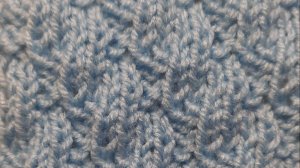 Красивый узор из лицевых и изнаночных петель