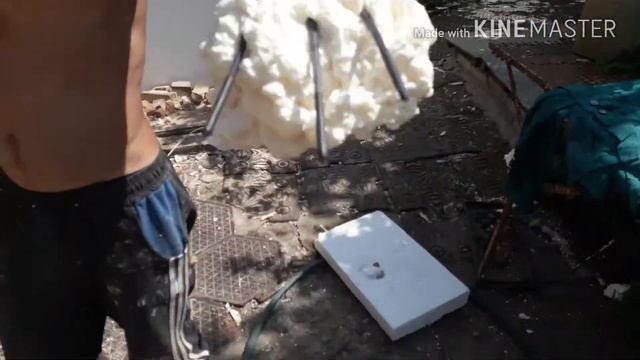 Парень запенил руку монтажной пеной, на спор/Олег Некрасов смотреть онлайн