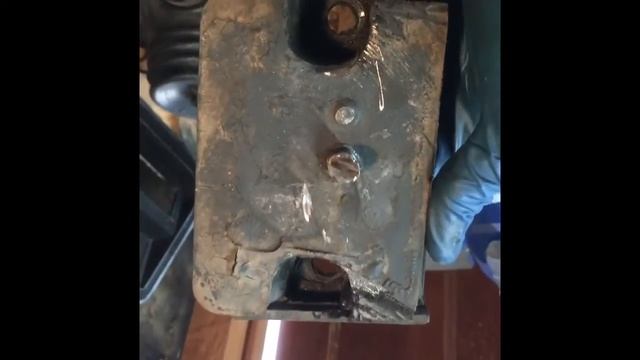 Changing motor mounts on Ford FE 360 V8 in 1974 F100 смотреть онлайн