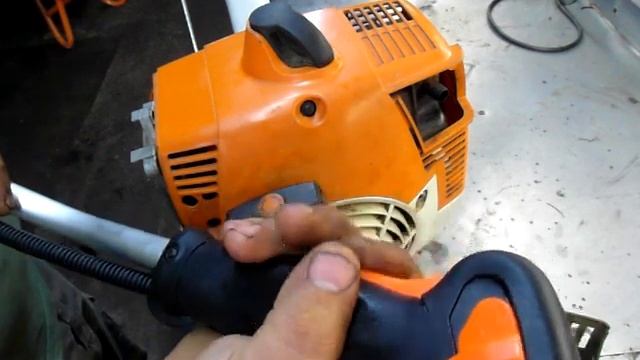STIHL FS 450 диагностика и ремонт бензокосы, правильно нажимаем на рычаг газа.