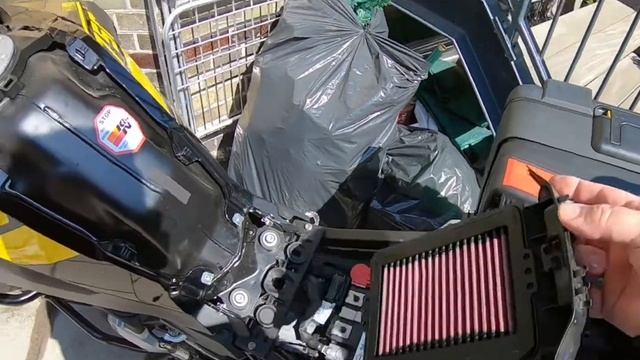 BMW F 750 Gs K&N Airfilter Install