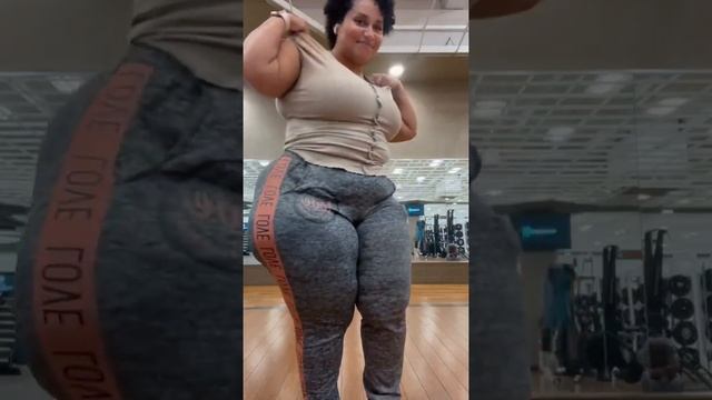 Big Booty BBW Shows Off Her Amazing Curves At The Gym смотреть онлайн