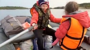 Как грести на веслах на надувной лодке по реке