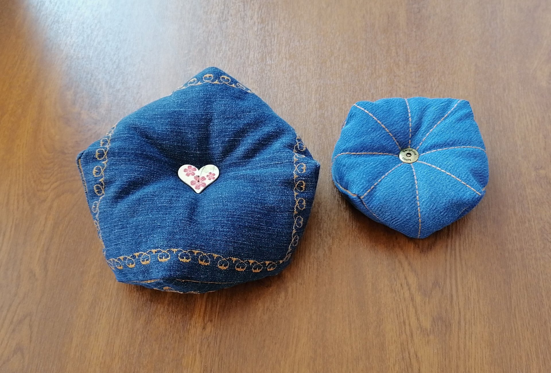 Игольница из старых джинсов "Бискорню". смотреть онлайн