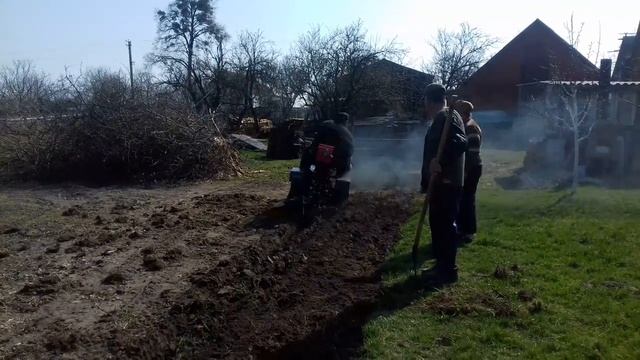 Оранка мототрактором с плугоп пл-7 смотреть онлайн