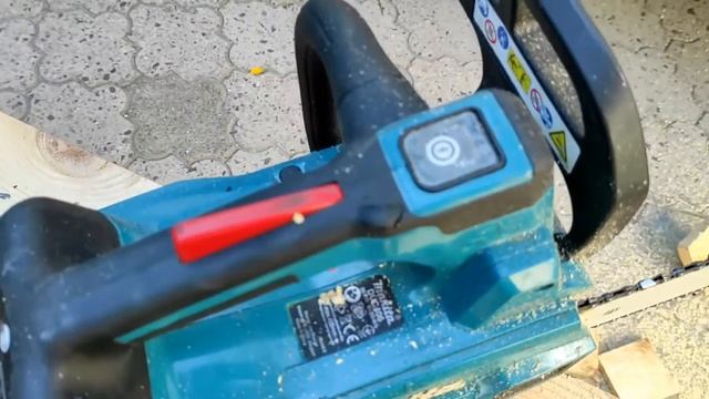 Аккумуляторная цепная пила Makita DUC406Z(Акомуляторная пила Макита DUC 406 в работе ) смотреть онлайн