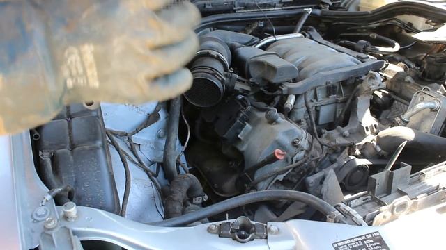 Mercedes-Benz E240 W210, серия видеоблога, сломал свечу, починил замок смотреть онлайн