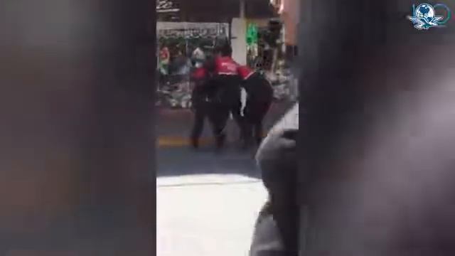 #LadysPolicías. Se agarran a golpes en la vía pública смотреть онлайн