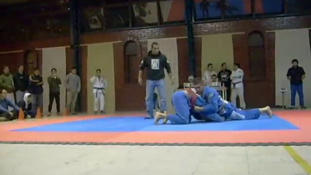 MATIAS VASQUEZ (faixa marrom) V/S FLAVIO "MACHINE" CASTRO (faixa marrom) 1ª fecha 2009 FCHBJJ смотреть онлайн