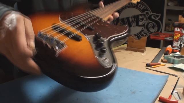 Fender Jazz Bass Gets a Fretless Neck смотреть онлайн