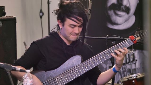 Henrik Linder tearing it up over Giant Steps (and the craziest frets ever!) смотреть онлайн
