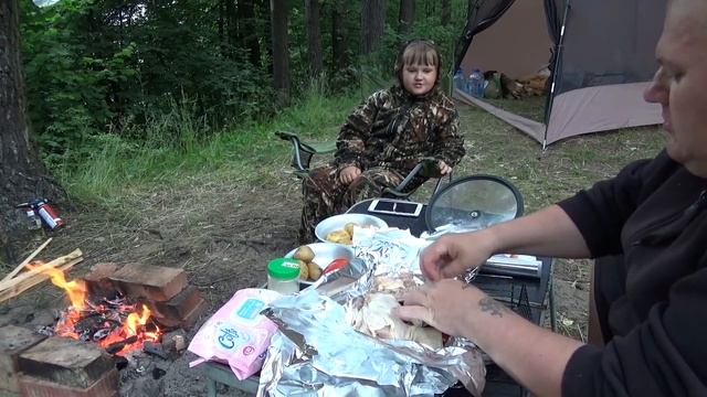 С семьёй на реке с пятницы по воскресенье ловим жарим отдыхаем.Лето 2020. смотреть онлайн