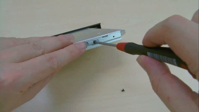 Toshiba C660/C665 Serie: Austauschen des optischen Laufwerks смотреть онлайн