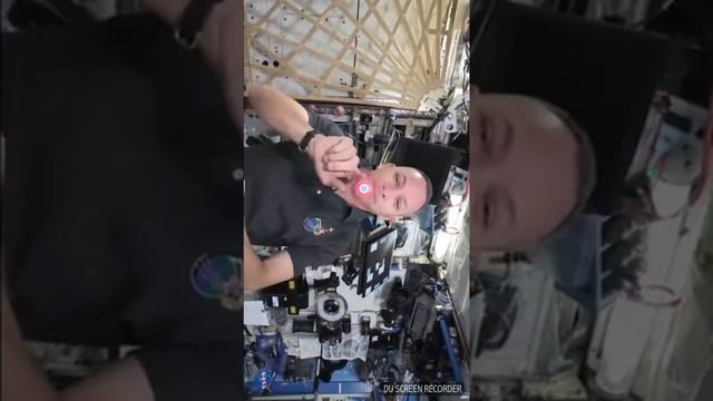 Fidget spinners in space смотреть онлайн