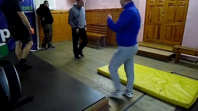 Отработка кувырков взрослыми