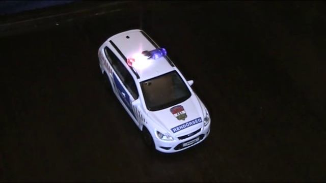 1/43 Ford Focus Rendőrautó Makett, Működő Kékfénnyel