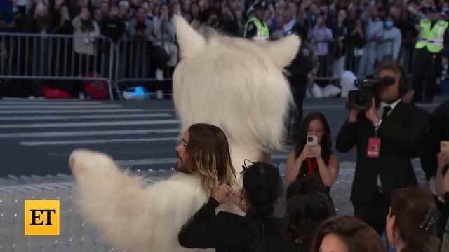 Jared Leto Comes to Met Gala 2023 Dressed as Karl Lagerfeld’s Cat, Choupette смотреть онлайн