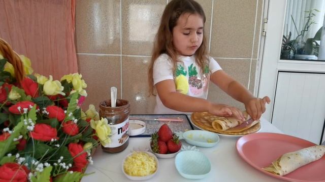 Мелиса готовит разные начинки для блинов. Просто и вкусно! смотреть онлайн