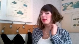 Смешной парень переодетый в женщину