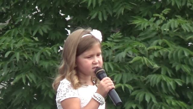 Девочка рассказывает стихотворение , берегите своих детей. смотреть онлайн
