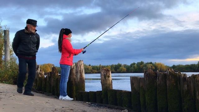 ВЫЖИВАЮ, КАК УМЕЮ. ПЕРВАЯ РЫБАЛКА. РОДИТЕЛИ ПОДАРИЛИ УДОЧКУ И НАУЧИЛИ ЛОВИТЬ РЫБУ. смотреть онлайн