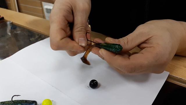 Как одеть силикон на двойной крючок.