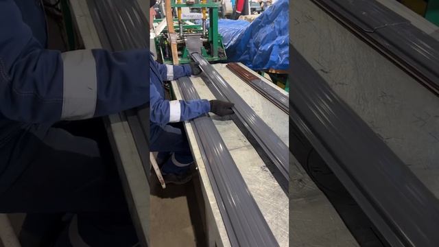 Прокат полукруглого штакетника, цвет «Серый графит» #штакетник #евроштакетник #завод #производство смотреть онлайн