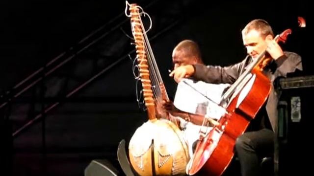 Ballaké Sissoko & Vincent Segal (5/8) - 'Oscarine' - WOMAD 29.7.11 смотреть онлайн