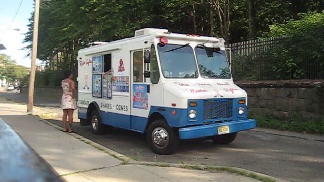 MVI 9921 Машина мороженого. Ice cream machine. USA. 06.08.2022. смотреть онлайн