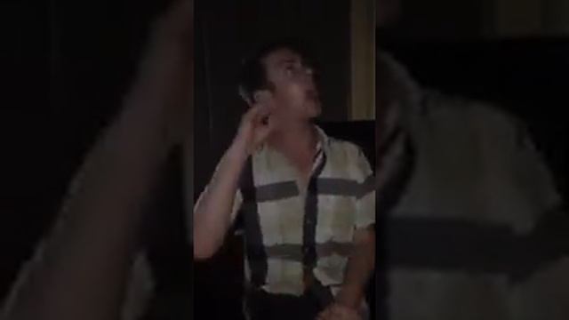 Упоротый чувак поет под фонограмму смотреть онлайн
