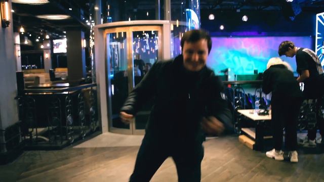 Немного хоум видео с IlushA в главной роли / VK Play Arena / Танцующий настоящий живой Волк смотреть онлайн