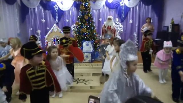"Новогодний флешмоб" старшая группа Д/с №18 " Солнышко", с. Н - Березовка смотреть онлайн