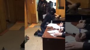 тип гонит в полиции,снятие отпечатков пальцев