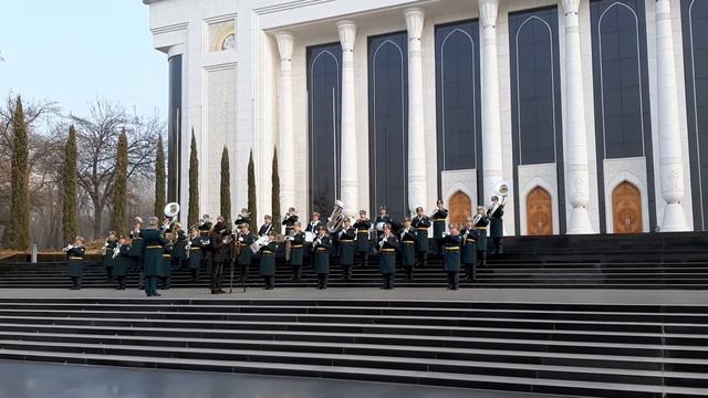 Военный оркестр возле Дворца форумов смотреть онлайн