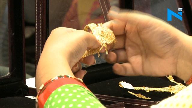 Gold prices down Rs 15; Silver up Rs 41, 000 смотреть онлайн