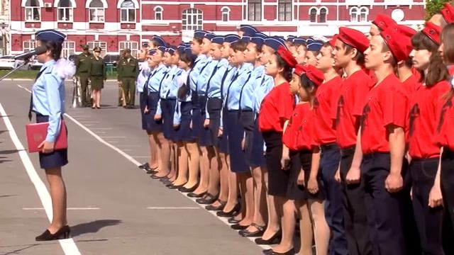 На Театральной площади прошёл городской смотр строя и песни смотреть онлайн