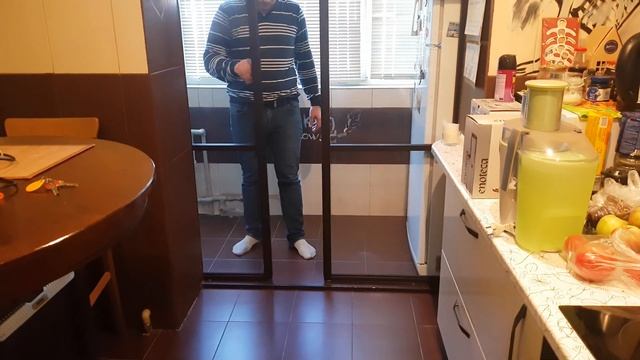 Подвесная перегородка между кухней и балконом, с прозрачным стеклом Триплекс смотреть онлайн