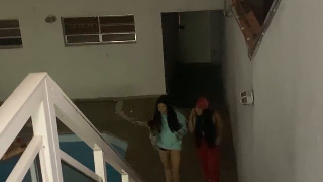 MANDEI ENTREGAR FLORES PRAS MENINAS EM NOME DOS MENINOS E NINGUÉM ENTENDEU NADA!! *final Fofo*