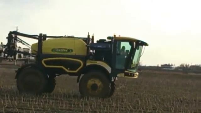 Самоходный опрыскиватель Striker торговой марки Caffini - работает в любых условиях смотреть онлайн